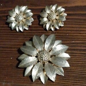 Vintage Sarah Coventry Satin Petals Gold Flower Brooch Set